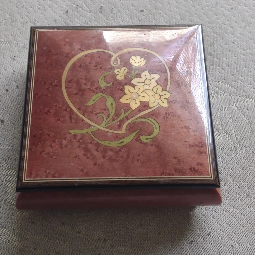 Jewelry box